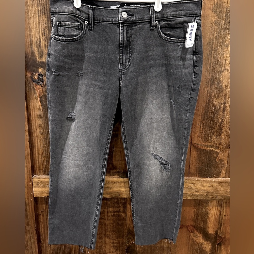 NWT OLD NAVY: Low-Rise Boyfriend Straight Ripped Black
Jeans. Size 8 Petite
